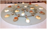 Lazy Susan met gehard en gematteerd blank glas ingezet bij een buffet