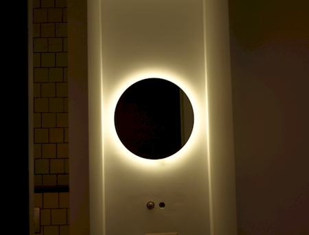 Ronde spiegel voor op het toilet, met combi LED licht geplaatst in Amsterdam