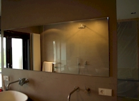 grote LED spiegel voor de badkamer op maat gemaakt en geplaatst in Amstelveen