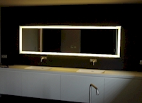 Grote LED spiegel met geïntegreerd LED-licht boven een dubbele wastafel