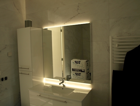 Badkamerspiegel met LED licht geplaatst in Amsterdam