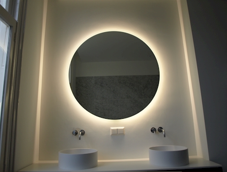 Grote ronde spiegel met combi LED licht geplaatst in Amsterdam
