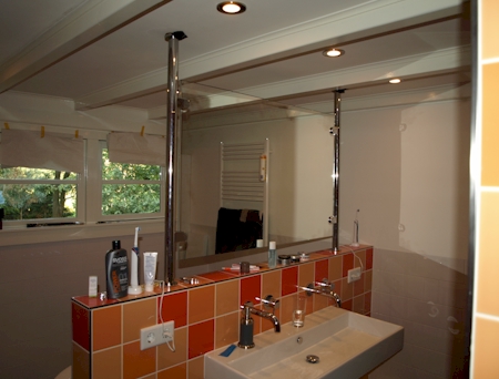 staande spiegel op muurtje badkamer in Bosch en Duin op maat