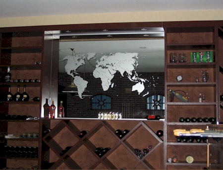Spiegel met wereldkaart geplaatst in een wijnrek
