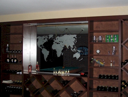 Gezandstraalde wereldkaart op spiegel geplaatst in een wijnrek overzicht