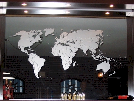 Gezandstraalde wereldkaart op spiegel geplaatst in een wijnrek detail