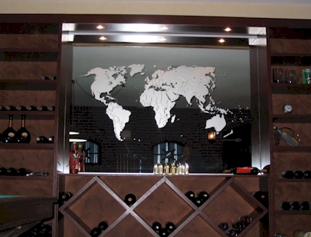 Gezandstraalde wereldkaart op spiegel geplaatst in een wijnrek